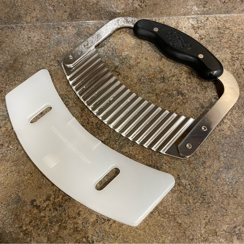Pampered Chef Crinkle Cutter with Storage Cover